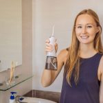 femme-utilisant-hydropulseur
