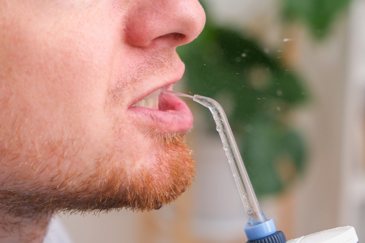 Homme utilisant Hydropulseur